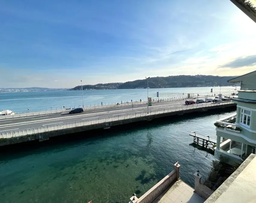 Sarıyer Büyükdereʼde Boğaz Manzaralı Yalı - 270m2